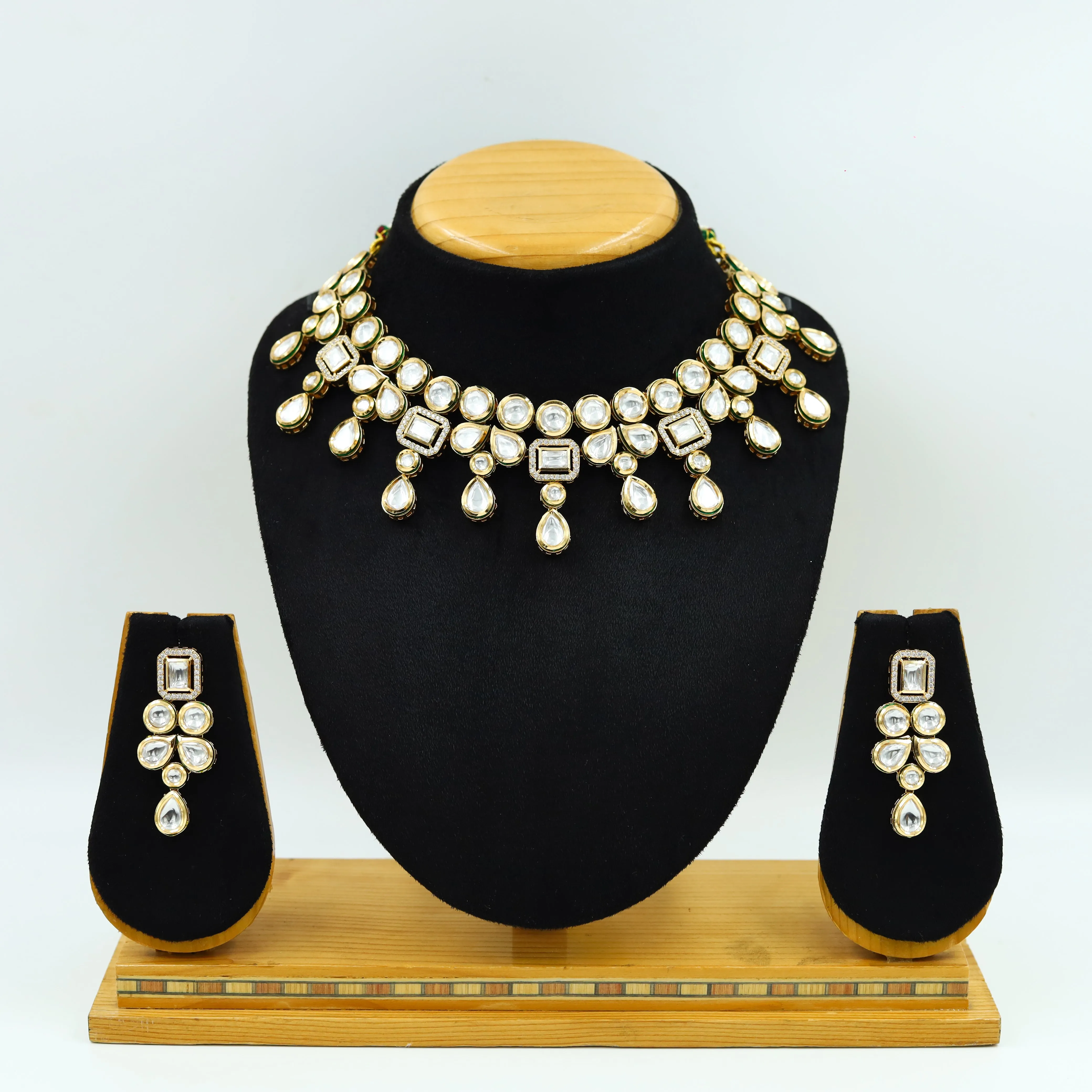 Round Neck Kundan Necklace Set 13045-34